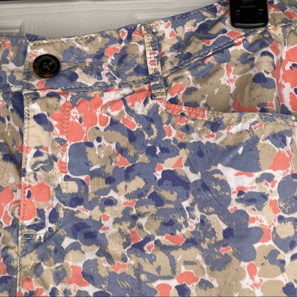 FIRM PRICE! Lee Floral Shorts - Picture 2 of 4